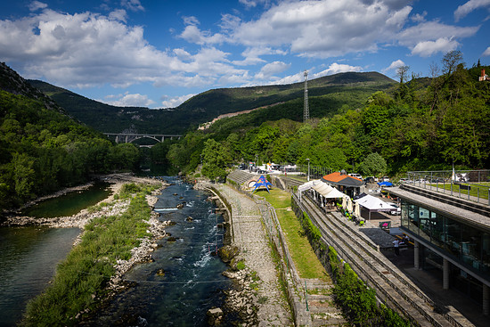 Das Eventgelände direkt an der Soča war ein Highlight des Wochenendes. Gute Stimmung und viele Zuschauer waren garantiert.