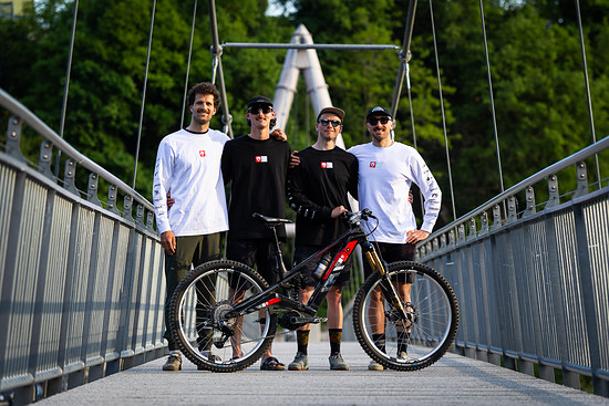Die beiden Team Manager Torben Drach und Lukas Spießl (weiß) mit ihren Fahrern Theo Ruhlmann und Kelan Grant, Helen Weber hat leider krank gefehlt.