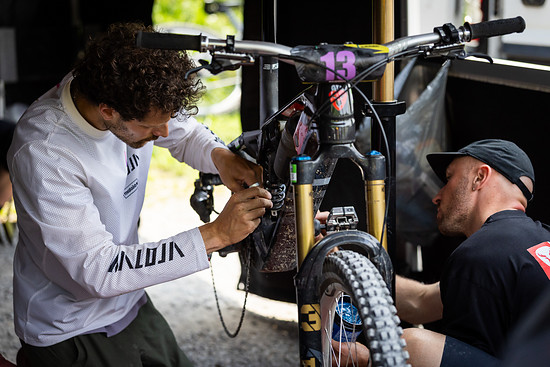Torben und Lukas Checken Kelans Bike während der TAZ. Hier darf den Fahrern geholfen werden.