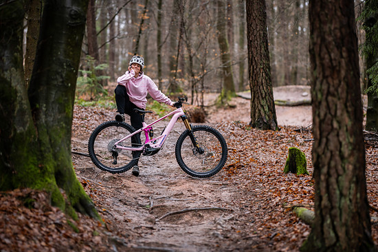 Jana Urban – wenn sie nicht gerade schnell durch den Wald brettert, macht sie wahrscheinlich gerade eine komplizierte Yogaübung.