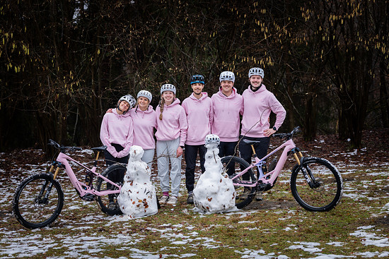 Bitte einmal wie die Orgelpfeifen aufstellen: Hier seht ihr das Orbea Fast Forward Team einmal der Größe nach von links nach recht.