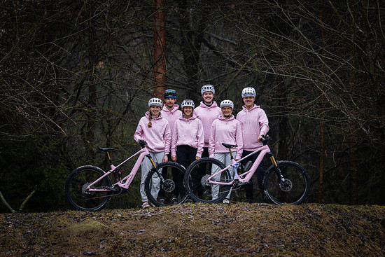 So, jetzt mal im Ernst, wir stellen das Orbea FFWD vor (v. l. n. r.): Tanja Jung, Erik Emmrich, Jana Urban, Johnny Hirsch, Samira Faulke und Tom Pölderl.