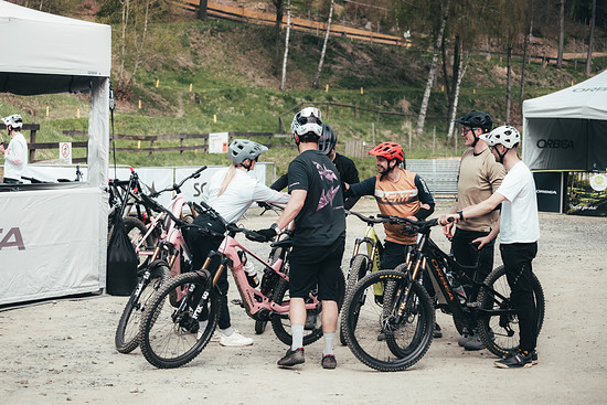 Gemeinsam mit interessierten Bikerinnen und Bikern ging es auf die Testrunden.