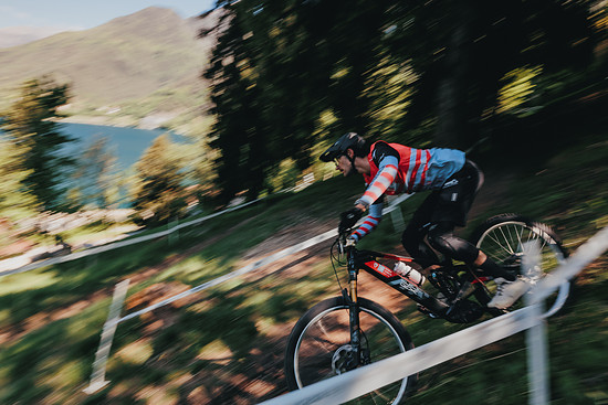 Théo auf dem Weg in die erste Stage. Der Ledrosee als Kulisse macht jeden Trail sofort besser.
