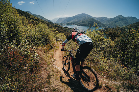 Théo auf der Pro-Stage. Als einziger Fahrer im Feld kommt er ohne Zeitstrafe durch die "no feet"-Zone.