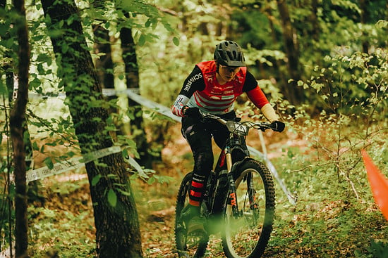 Trotz beschädigter Kurbel kämpft sich Kelan auf den letzten Stages zurück aufs Podium.