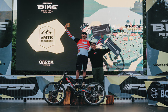 Théo ganz oben, Kelan auf Platz 3 - der perfekte Tag im Trikot des Rotwild Schwalbe Gravity Teams.
