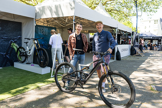 Robert M. bekommt den Gewinn – ein Orbea Rise im Wert von 8.500 € – von Philipp (Marketing Manager Central Europe Orbea) beim Bikefestival Freiburg übergeben.