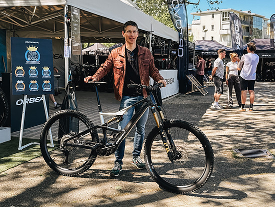 Robert ist happy mit seinem neuen Bike. Wir wünschen ihm viel Spaß damit!