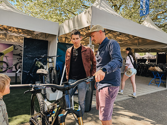 Philipp erklärt die Besonderheiten vom Orbea Rise.