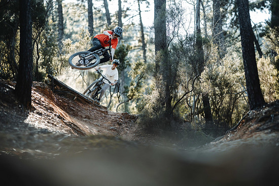 Die Geometrie bleibt – wie es sich für ein Vollblut-E-Enduro gehört – knackig und ganz auf Abfahrt getrimmt.