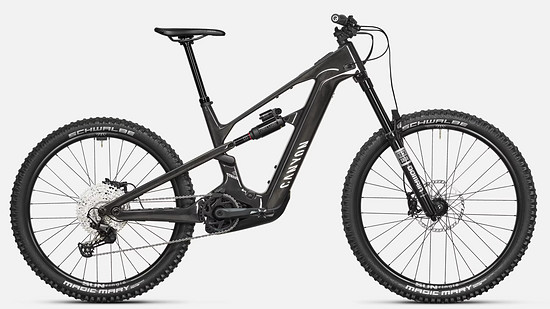 Das CF 8 stellt den Einstieg in die Strive:ON Welt dar. Die Ausstattung ist zwar ausbaufähig, die Basis mit CX Gen5, 750 Wh Akku und dem CF-Rahmen stimmt aber. Zu haben ist es für 4.999 €.