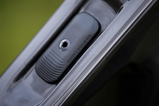 Auf den ersten Blick unscheinbar, soll die KIS 2.0 die Lenkung stabilisieren. Die Technik selbst ist im Rahmen versteckt.