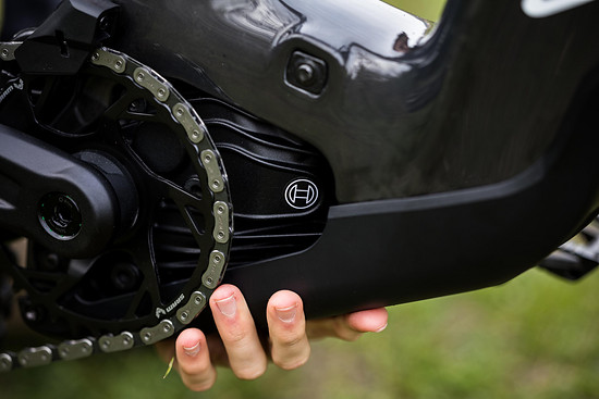 Die Skid Plate wurde weiter verbessert und soll robuster als bisher ausfallen und auch der Ladeport wurde überarbeitet.
