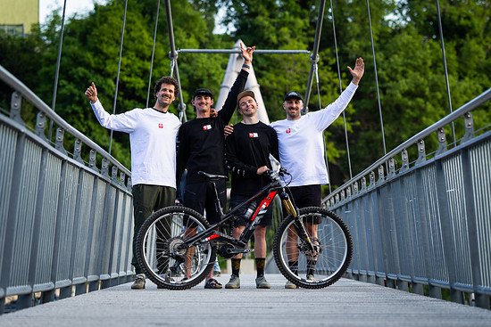 Nachdem der Motor in Slowenien endlich zugelassen wurde, war die Freude riesig – Foto: Sebastian Schieck