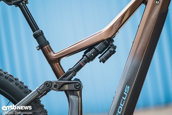 Im Heck steckt ein RockShox Super Deluxe, der 150 mm Federweg kontrolliert.