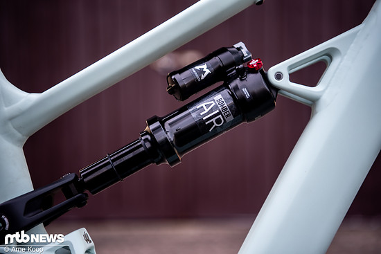 Der verbaute Marzocchi Bomber Air-Dämpfer stellt 160 mm Federweg bereit.