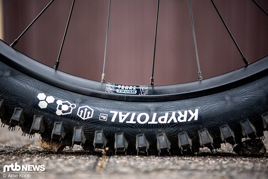 Gute Reifen sind kein Zufall: Die WTB-Laufräder werden mit Continental Kryptotal in Enduro-Karkasse und der weichen „Super Soft“-Gummimischung an der Front kombiniert.