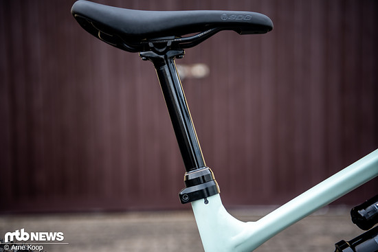 Die Sitzhöhe wird durch eine YT-Vario-Sattelstütze definiert, deren Hub je nach Rahmengröße gestaffelt ist (150 mm bei S, 170 mm bei M, 200 mm bei L–XL und 230 mm bei XXL).