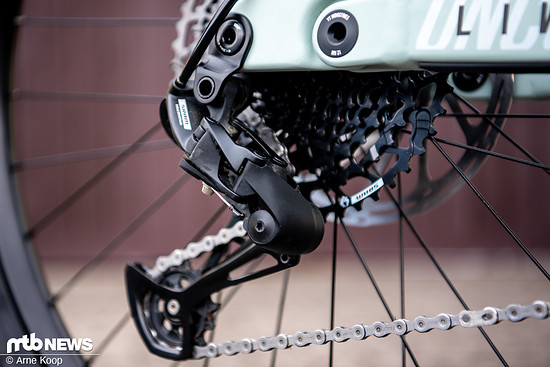 Ein solides mechanisches SRAM S100 Eagle-12‑fach-Half-Mount-Schaltwerk wird mit einer SRAM PG-1210-Kassette kombiniert.