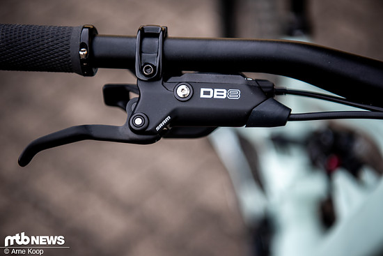 Die Verzögerung des E-Enduros übernimmt eine SRAM DB8 Stealth-Bremse, gepaart mit SRAM Centerline-Bremsscheiben in 220 mm an der Front und 200 mm am Heck.