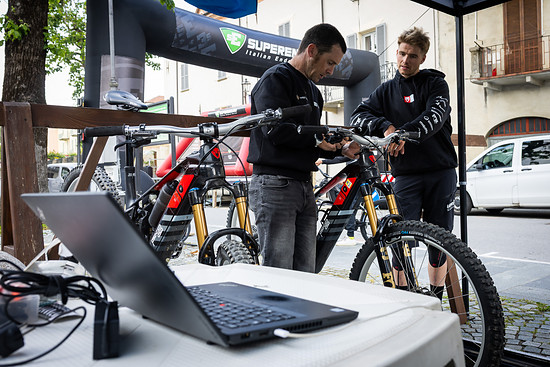 Der Bike Check im Detail. UCI-Kommissare prüfen Firmware und Laufradumfang.