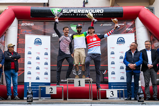 Théo auf dem Podium. Drittes Rennen, drittes Mal auf dem Treppchen.