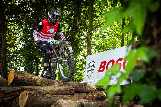 Théo attackiert die Uphill-Sektion der Powerstage. Platz 2 mit nur 1,2 Sekunden Rückstand.