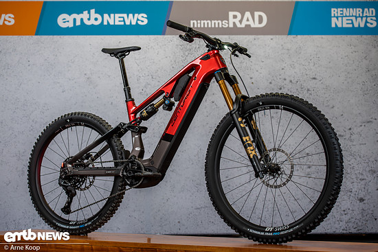 In feurigem Signature Red/Kohlegrau kommt die Top-Version No Pogo R7000 – preislich geht es ab 8.799 € los.
