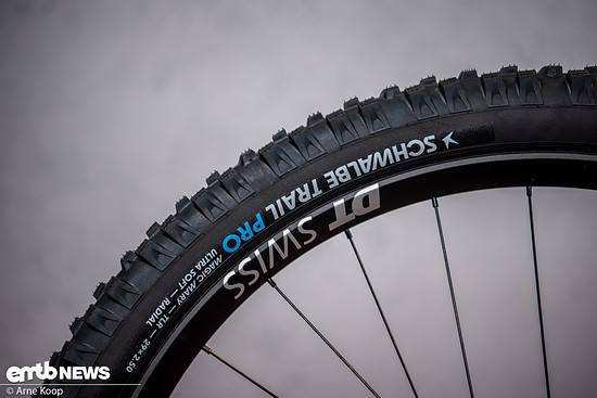 Für Grip sorgt ein Schwalbe Bereifungs-Mix, der auf DT Swiss HX 1700 Felgen aufgezogen ist.