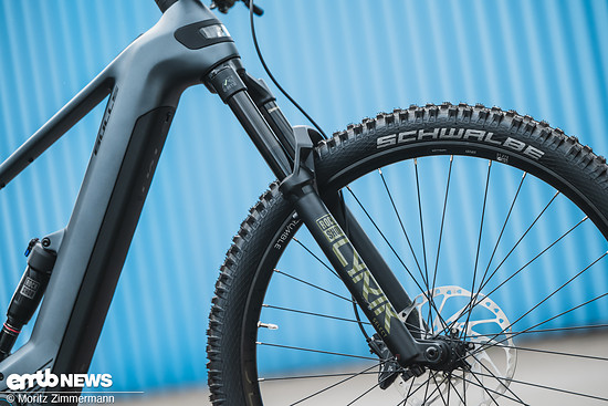 Eine RockShox Lyrik Federgabel an der Front sorgt ebenso für 150 mm Federweg wie auch …