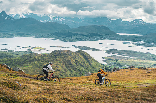 Garnicht so einfach sich bei diesen Ausblicken auf den Trail zu konzentrieren – soviel sei aber gesasgt: Die Lofoten sind kein Zuckerschlecken.