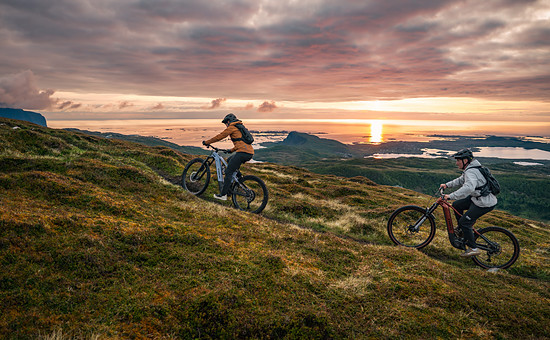Biken bei Mitternacht – das geht auch ohne Lampe, aber nur im hohen Norden!