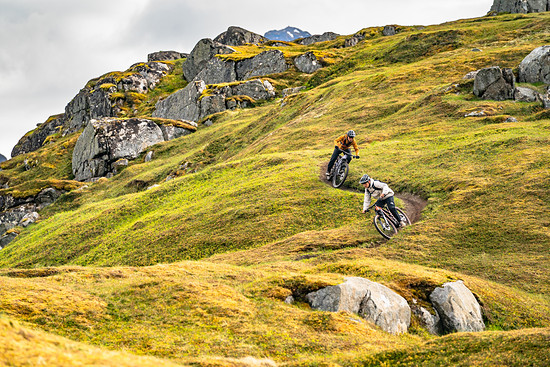 Trailpark? Nein – die Pfade auf den Lofoten sind nicht für Mountainbiker gemacht, sondern durch Tiere und Wanderer – entsprechend technisch sind die Trails in der Auf- und Abfahrt!