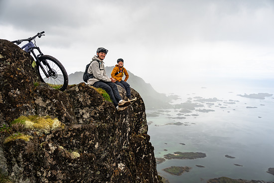 Nathalie Schneitter nimmt uns mit auf eine außergewöhnliche Reise auf die Lofoten in Norwegen – technische Trails, traumhafte Ausblicke und Biken zu ungewöhnlichen Tageszeiten – all das, lässt sich im Norden Norwegens erleben!