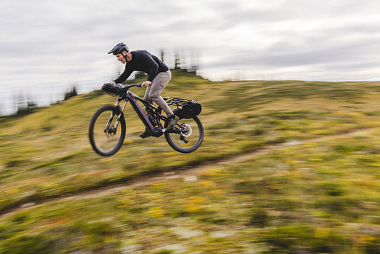 Wer gern mit einem vollbepackten E‑MTB über Trails ballert, wird mit dem neuen Levo X Spaß haben.