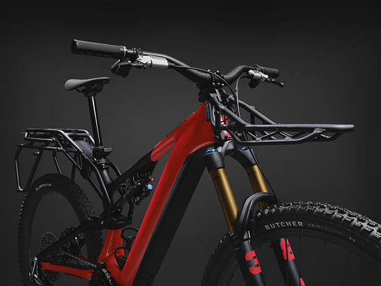 95226-08 LEVO-X-SW-G4-FRYRED-BLK REAR-3QUATERS 16119 a