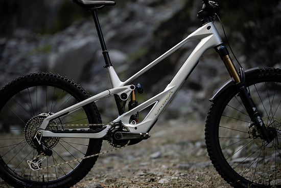 Der Formschöne Rahmen erinnert an den Vorgänger, gliedert sich aber noch stärker in die aktuelle Gravity-Designsprache von Orbea ein: Das Wild LT passt aber auch von den Eckdaten zu Rallon EN, Rallon DH und Rallon RS.