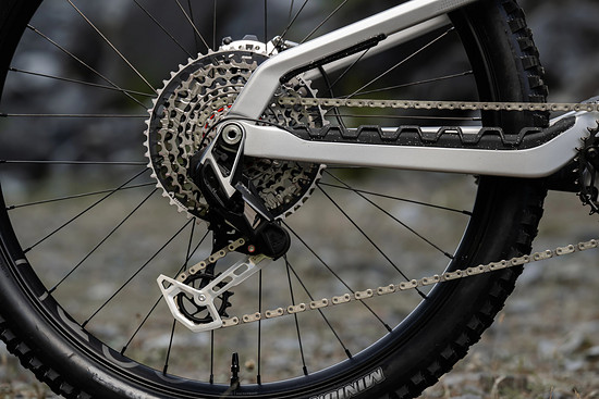 Mit der SRAM Eagle XX Transmission ist eine super hochwertige Schaltung ins System integriert.