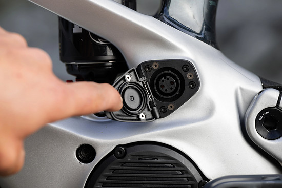 Um die vollen Vorteile des Avinox-Ökosystems mit dem RS-Ökosystem zu verflechten, setzt Orbea auf eine Avinox-Ladebuchse und die Schnellademöglichkeit.
