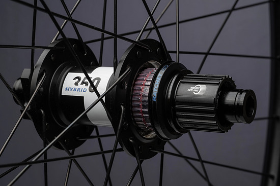 Cooles Detail: Die DT-Naben sind mit DEG-Technologie ausgerüstet und lassen so weiteres Tuning des Bikes zu!