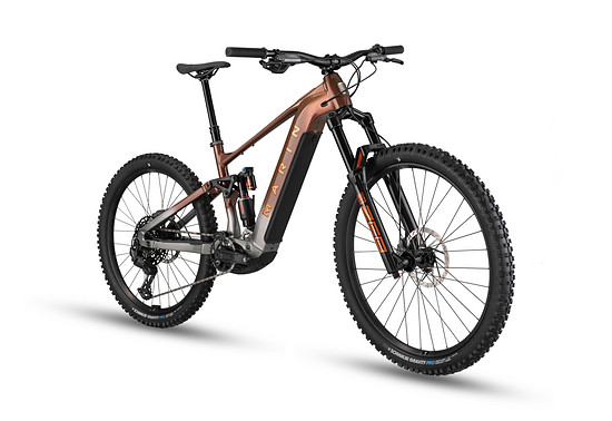 Noch bodenständiger kommt das E2 – hier kommt ein Selcect+ Fahrwerk von RockShox zum Einsatz, kombiniert mit den mechanischen SRAM Eagle Transmission Gruppen.