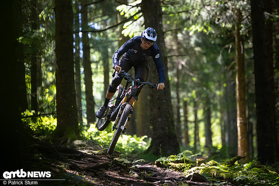 Rotwild hat sich selbst keine einfache Aufgabe mit der parallelen Positionierung von R.XX und R.EX gemacht – beide Bikes machen ähnlich viel möglich, jedoch auf dezent unterschiedliche Art und Weise.