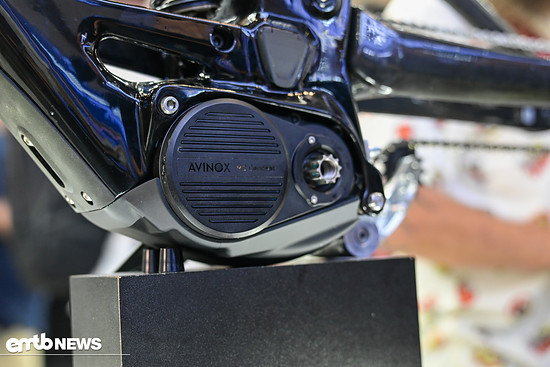 Avinox zeigt auf der Eurobike einen neuen Motor mit integrierter stufenloser Schaltfunktion. Ob es sich technisch um ein mechanisches Getriebe oder ein elektronisches CVT handelt, ist noch nicht bestätigt.