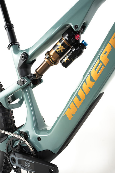 Der Akku ist beim Nukeproof Kilowatt fest im Rahmen integriert.